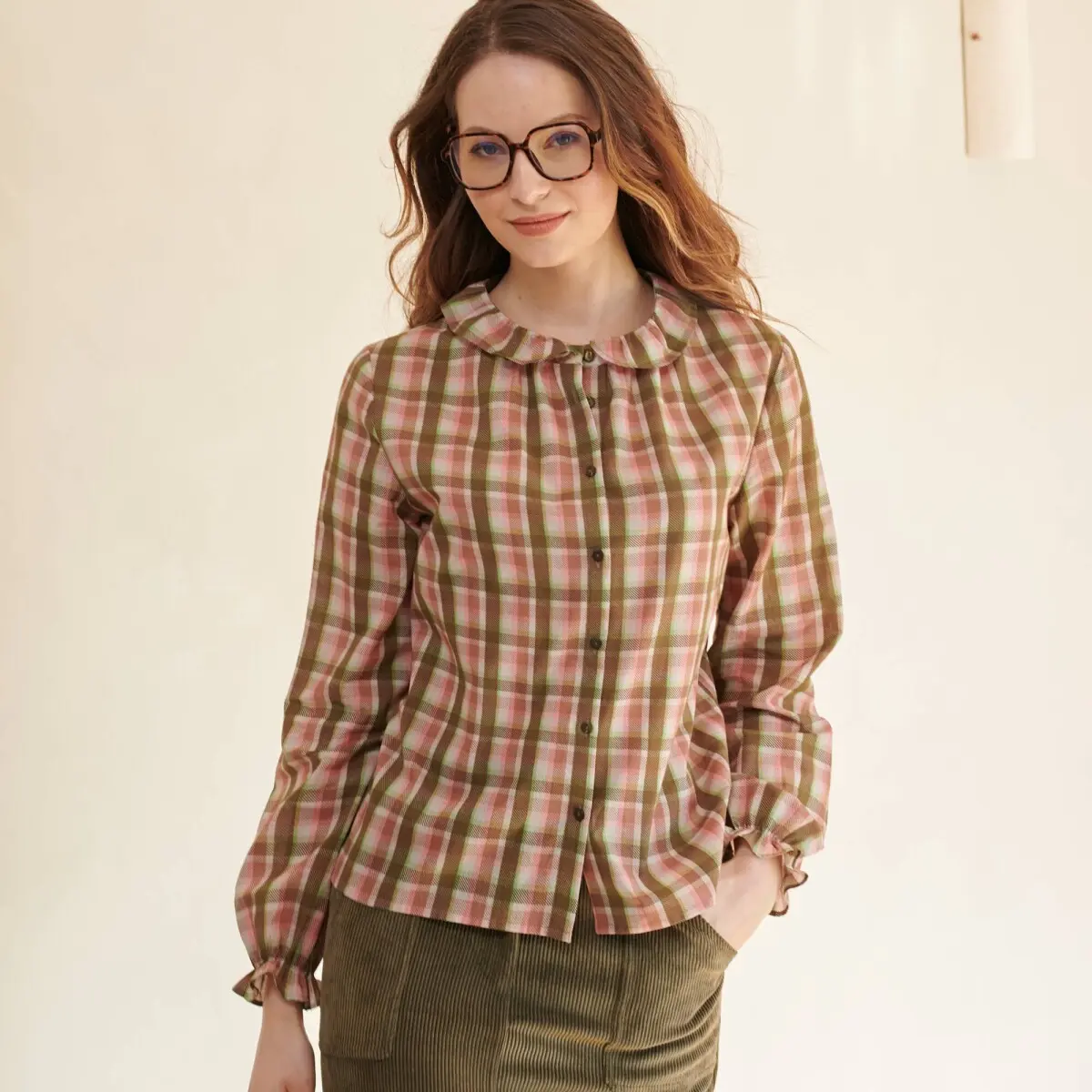 Kostkovaná halenka s volánky khaki/růžová