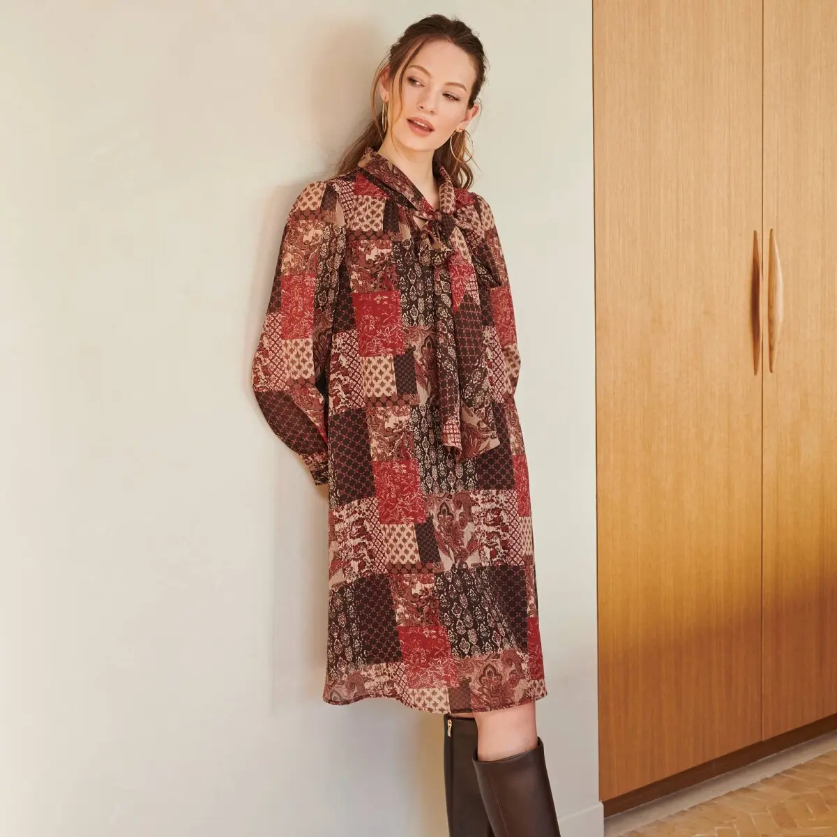 Krátké šaty s vázačkou ve výstřihu a patchwork potiskem béžová/čokoládová