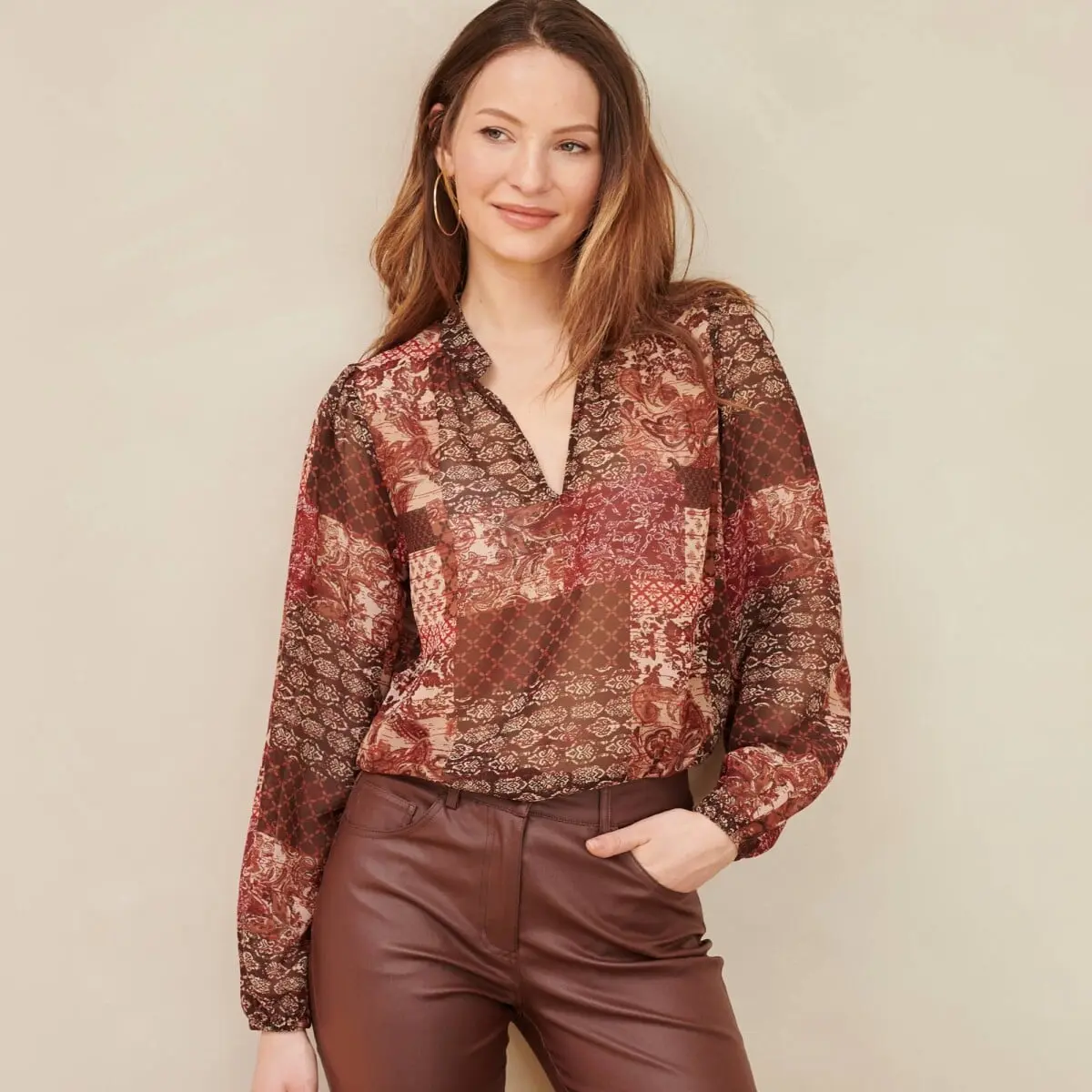 Halenka se stojáčkem a nabíranými rukávy, voál s patchwork potiskem béžová/čokoládová