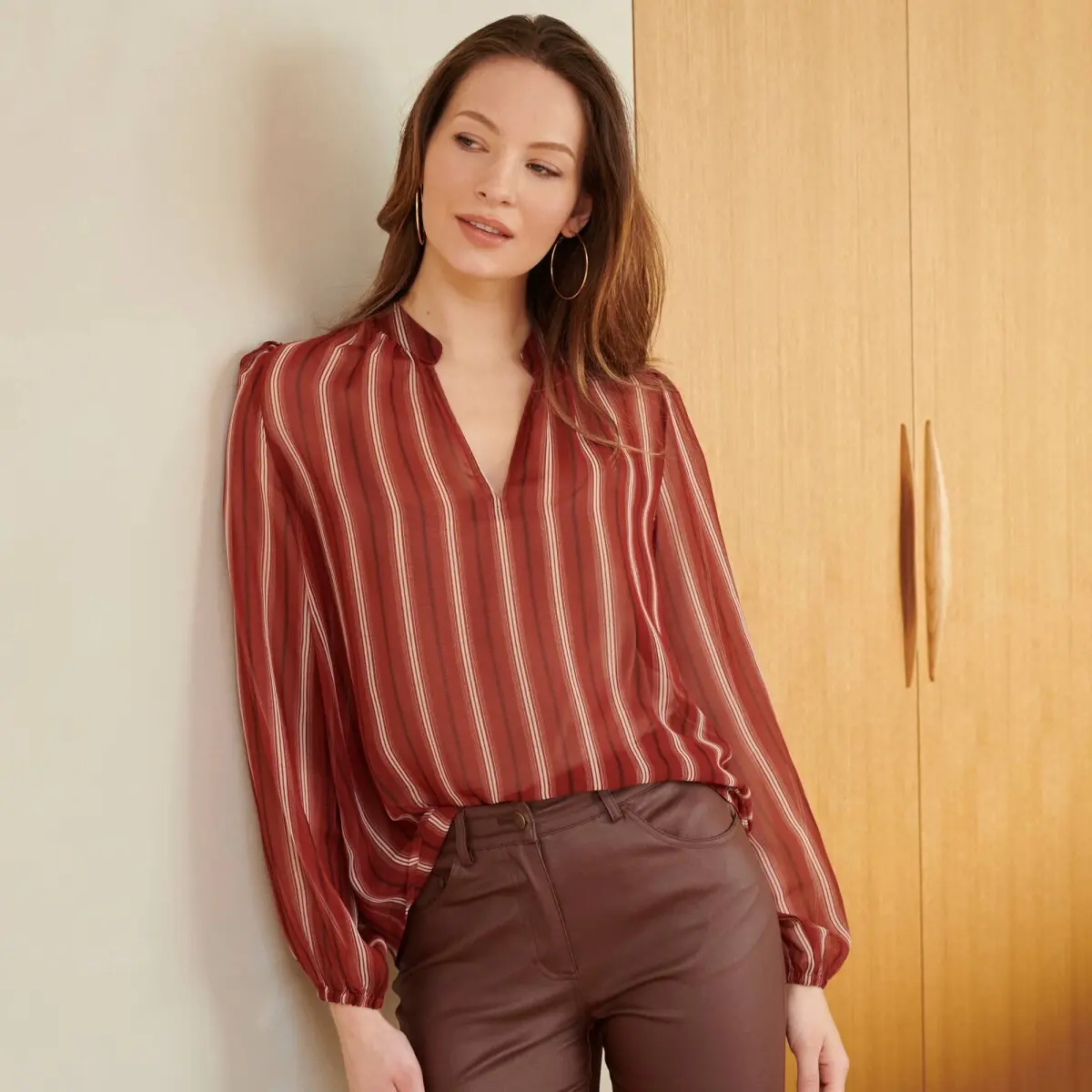 Halenka se stojáčkem a nabíranými rukávy, voál s proužky bordó/béžová