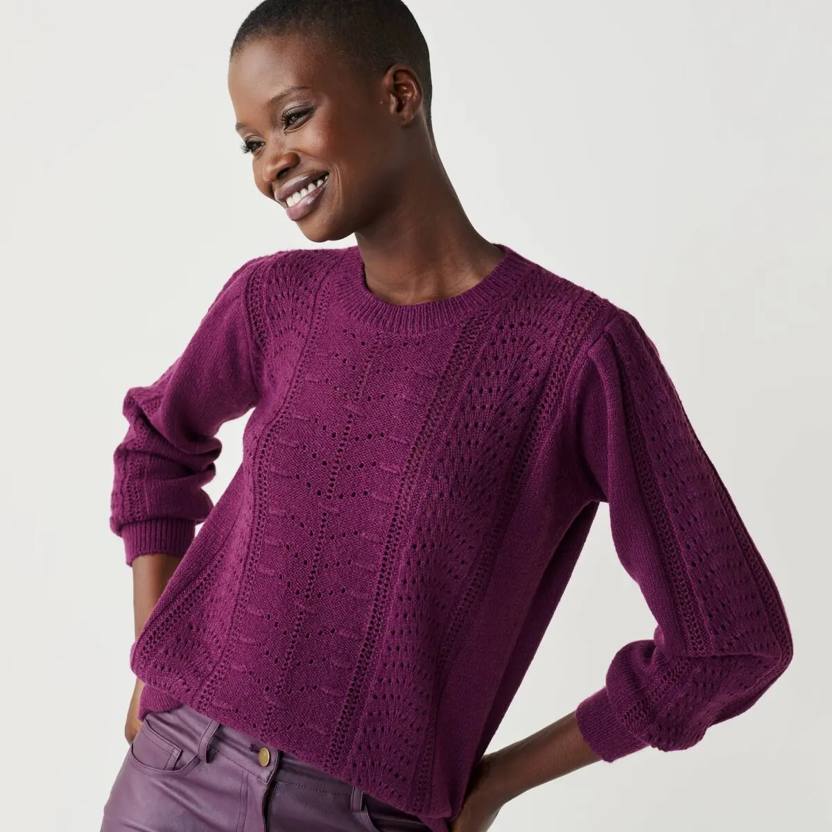 Pulovr s ažurovým vzorem švestková