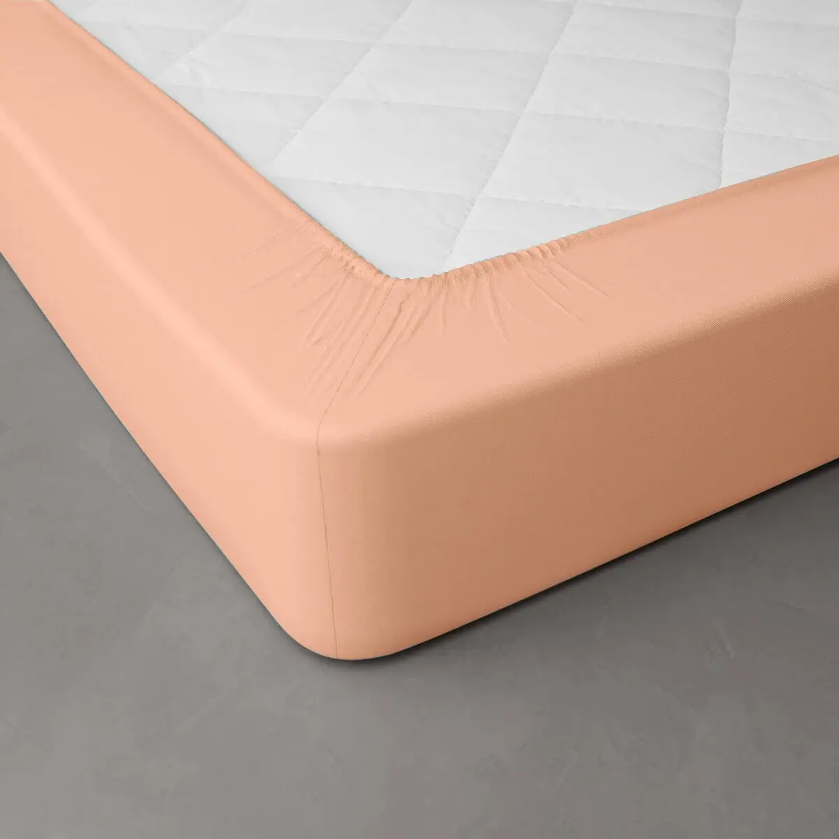 Jednobarevné napínací prostěradlo zn. Colombine® s hloubkou rohů 32 cm, z bavlny broskvová napínací prostěradlo 140x190 cm