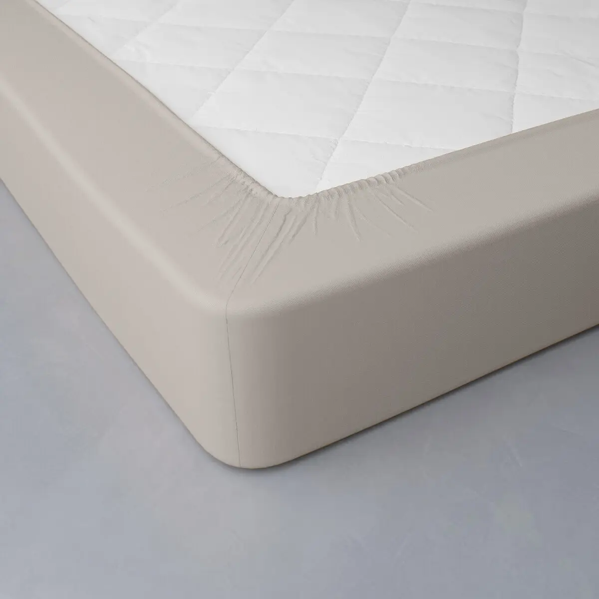Jednobarevné perkálové napínací prostěradlo, hloubka rohů 40 cm hnědošedá napínací prostěradlo 140x190 cm