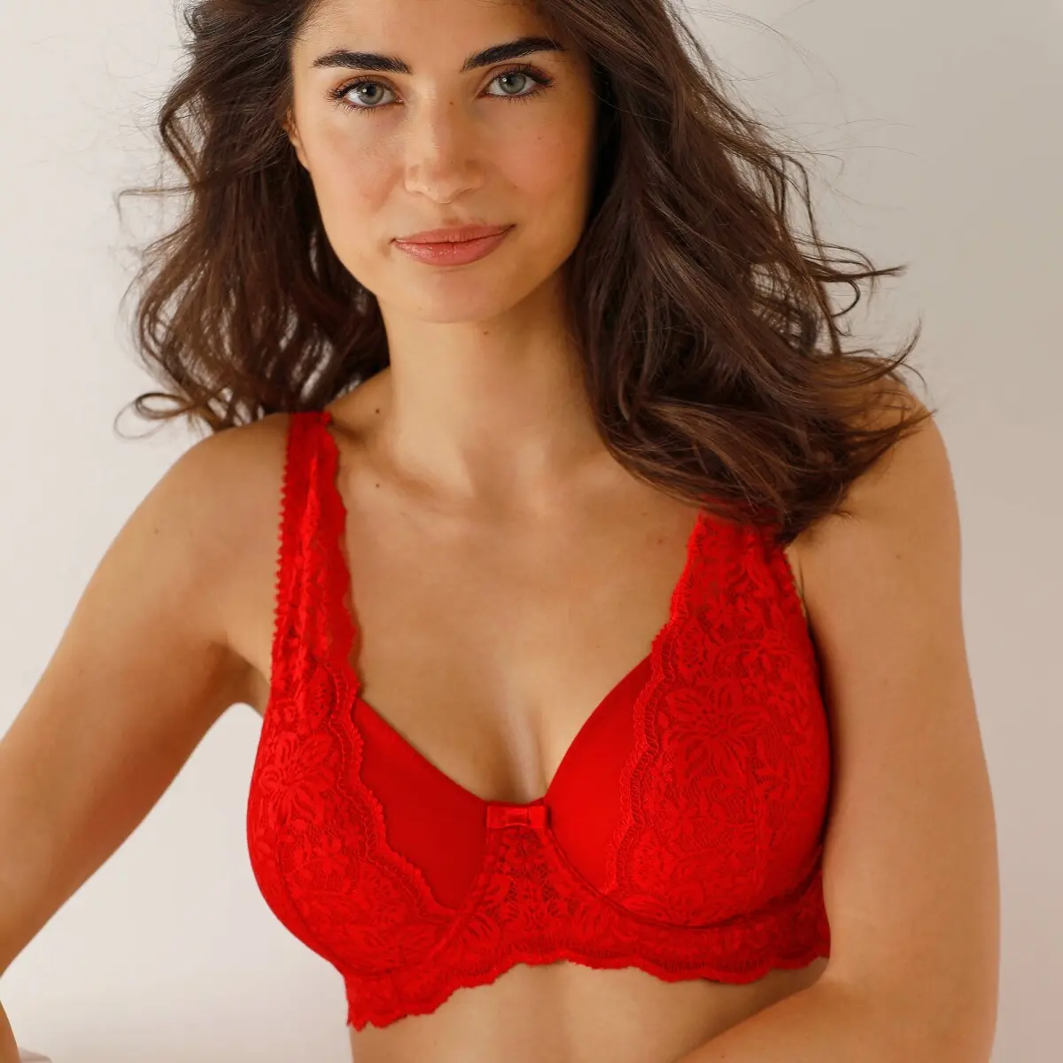 Přiléhavá podprsenka z krajky a tylu Guspini zn. Confidence Lingerie, s kosticemi červená