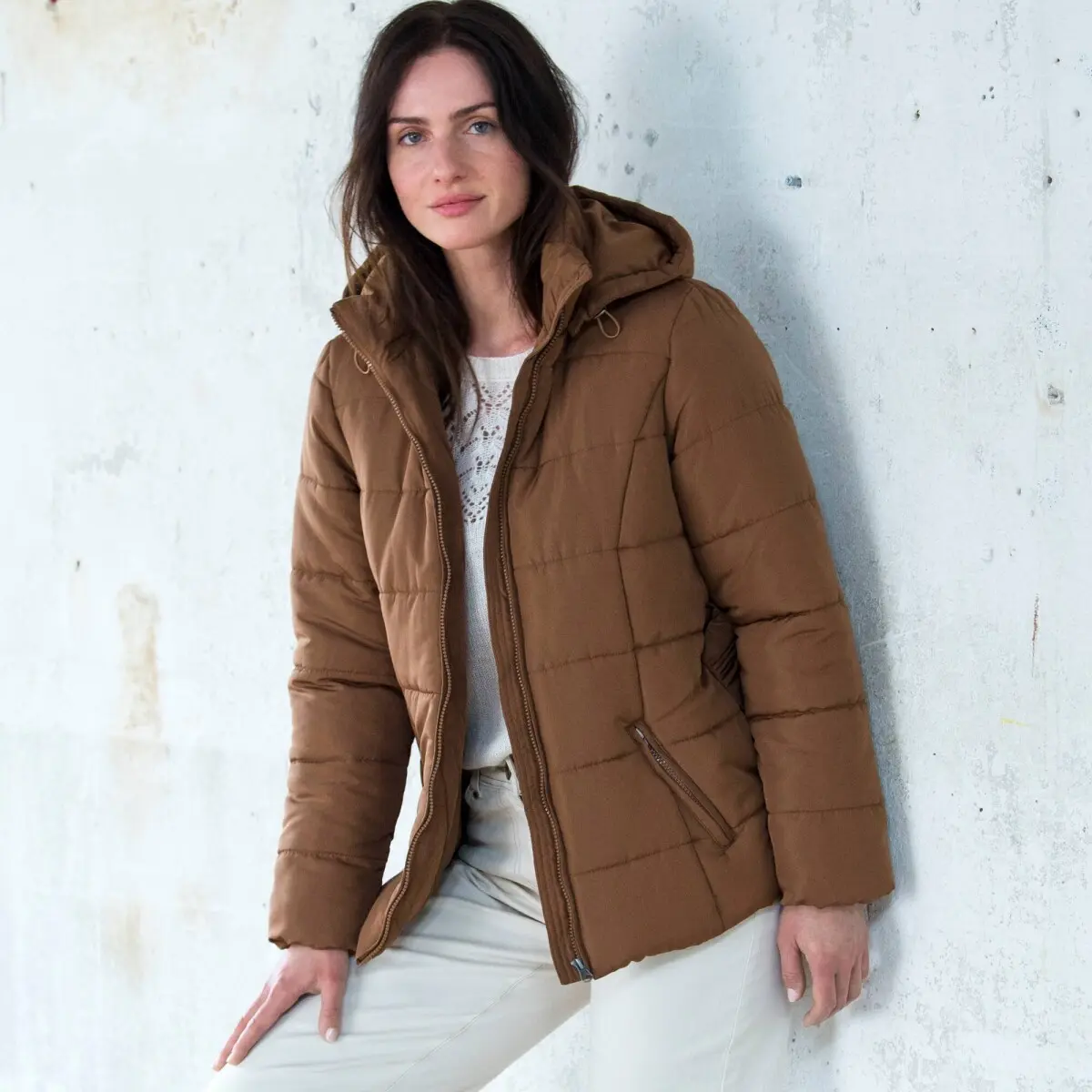 Nepromokavá krátká prošívaná bunda s páskem, na zip karamelová