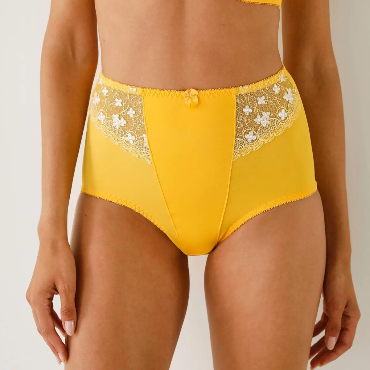 Stahující kalhotky Caminata zn. Confidence Lingerie® z mikrovlákna a vyšívaného tylu žlutá