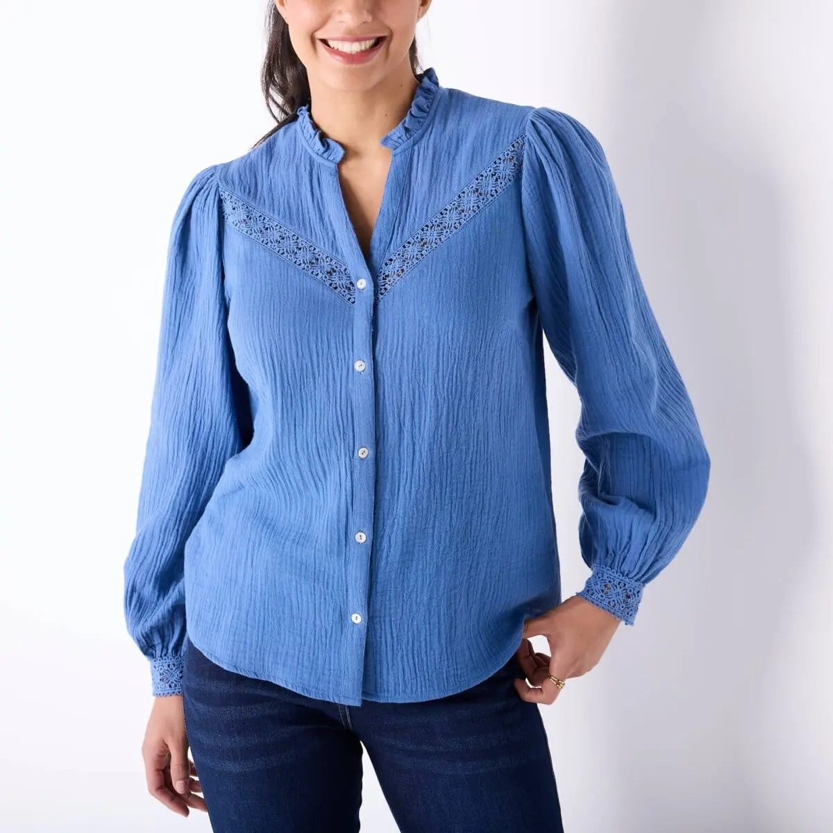 Mušelínová halenka s macramé indigo