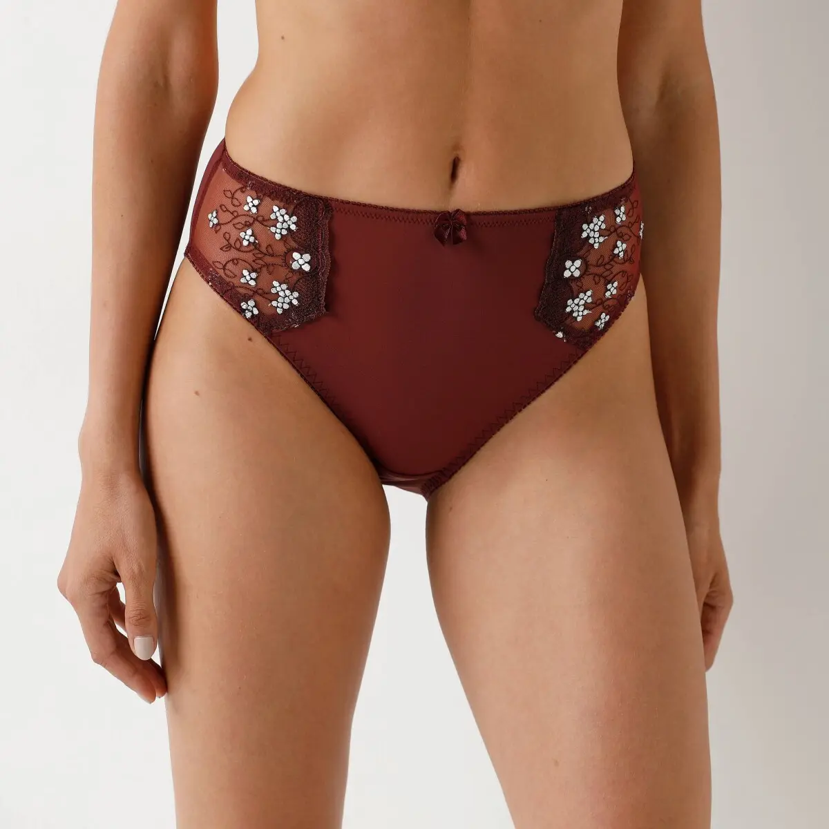 Klasické kalhotky Caminata zn. Confidence Lingerie z mikrovlákna s výšivkou čokoládová