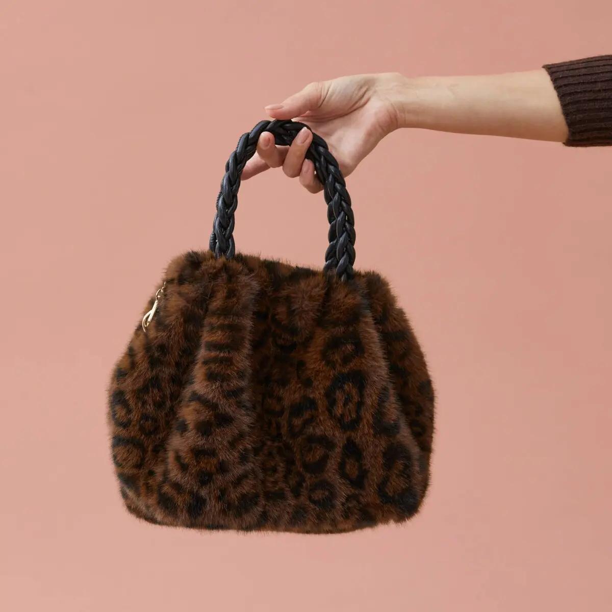 Kabelka z imitace kožešiny s
		leopardím vzorem kaštanová/černá