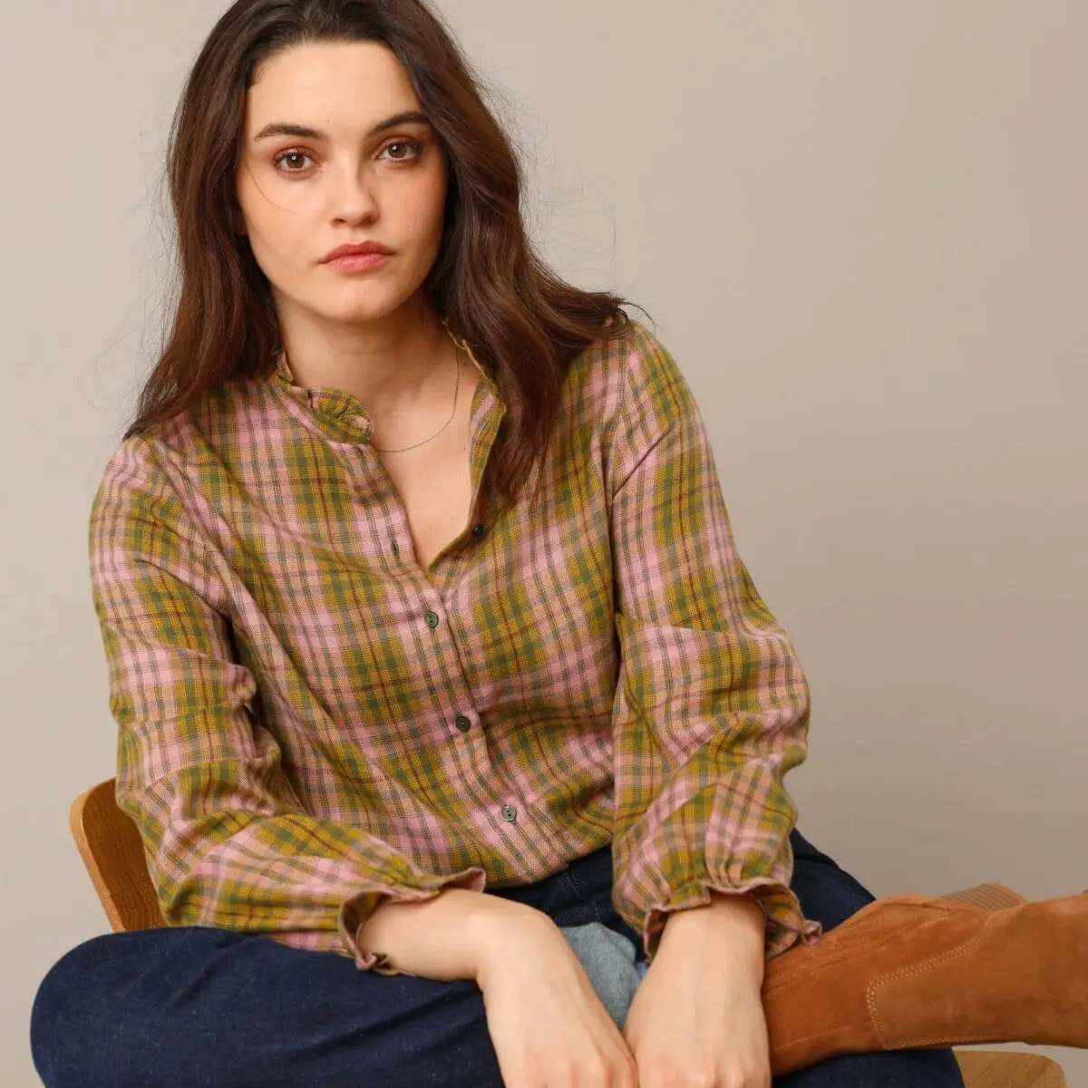Kostkovaná propínací halenka s volánky, z flanelu khaki/růžová 50