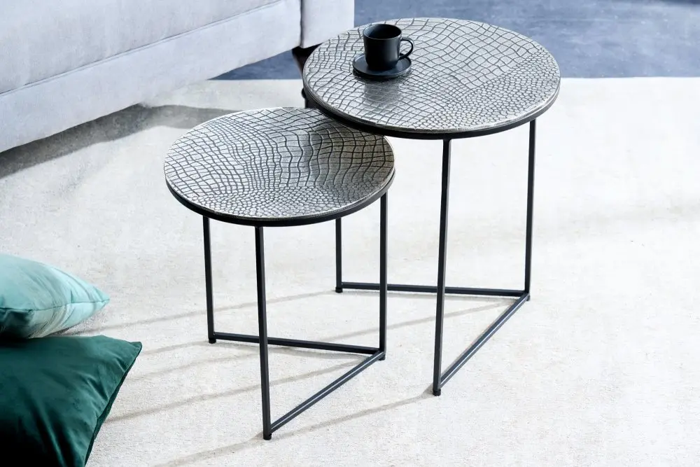 Estila Designový set kulatých příručních stolků Gustave s ručním zdobením se vzorem krokodýlí kůže starožitná stříbrná 49 cm