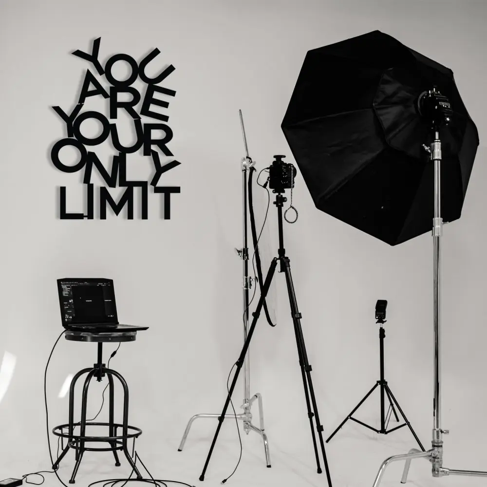 Dekorativní kovový doplněk na zeď Limit
