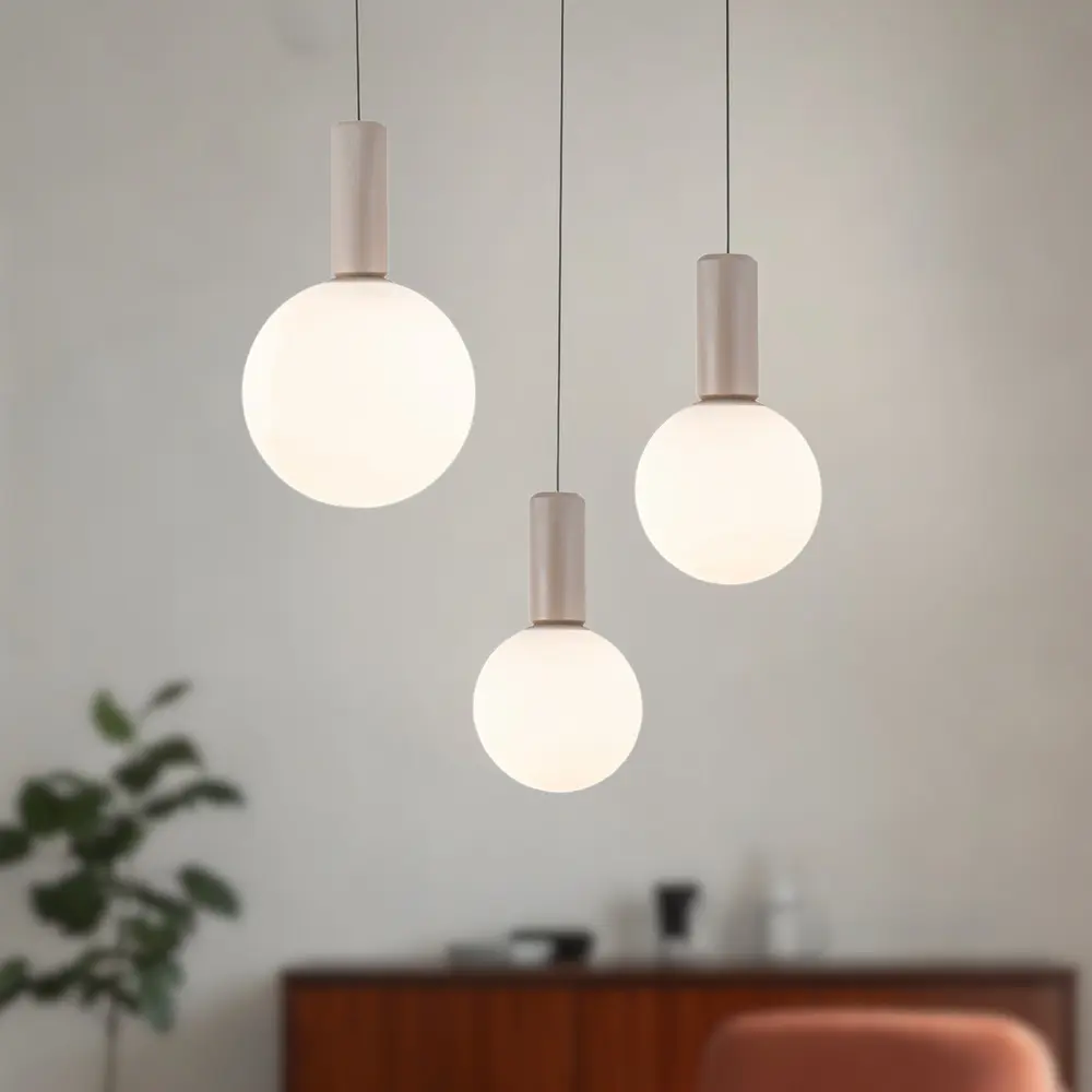 Lampa wisząca Testa beżowa potrójna białe klosze kule nad stół