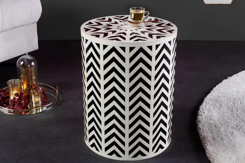 Estila Designový kulatý bílo černý příruční stolek Bone Inlay s geometrickým vzorováním s intarzi z kosti 46 cm