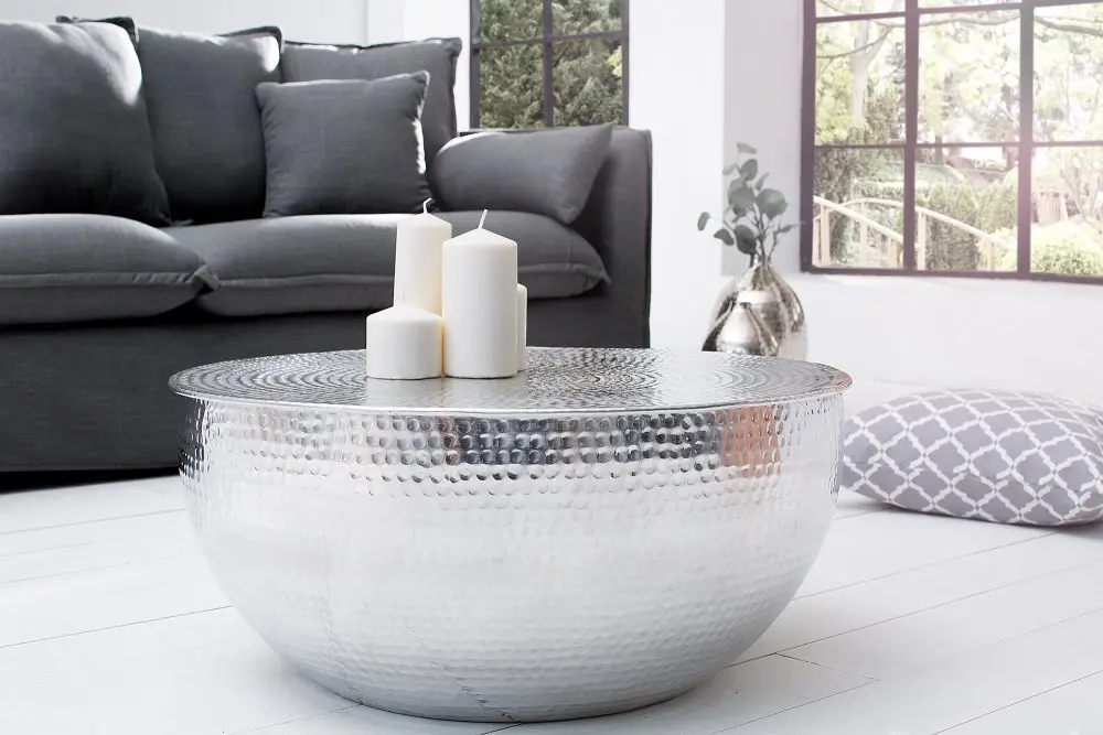 Estila Glamour kulatý stříbrný konferenční stolek Hammerblow z kovu s kladívkovým vybíjením a půlkulovou podstavou 60 cm