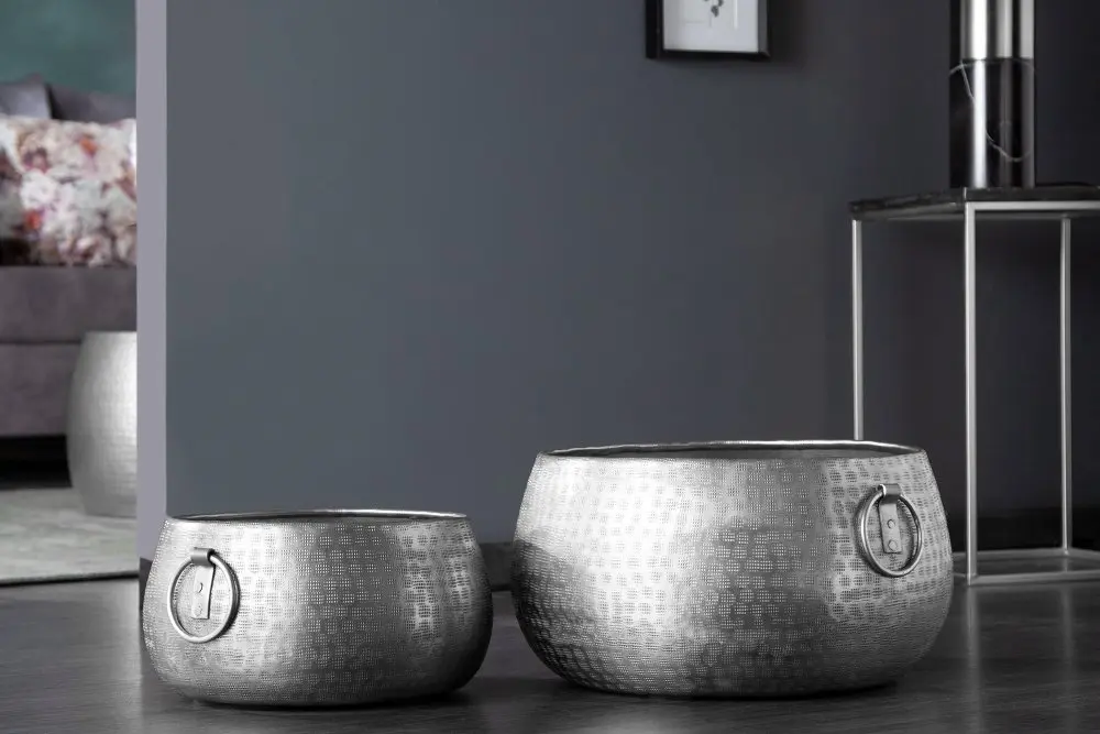 Estila Orientální designový set nízkých stříbrných květináčů Cobre ze slitiny kovu s kulatými rukojeťmi 40cm