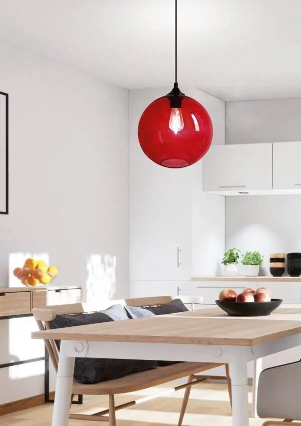 Stropní lampa Edison s červenou skleněnou koulí