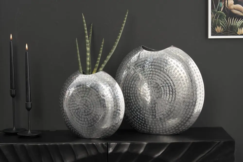 Estila Designová orientální sada plochých kulatých váza Konstantino s kovaným zdobením ve stříbrné barvě 44 cm