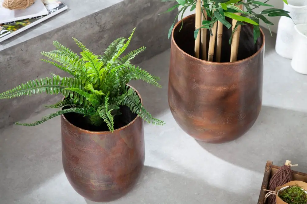 Estila Etno designový set bronzových květináčů Auricalco ze slitiny kovu s oblým tělem 29cm
