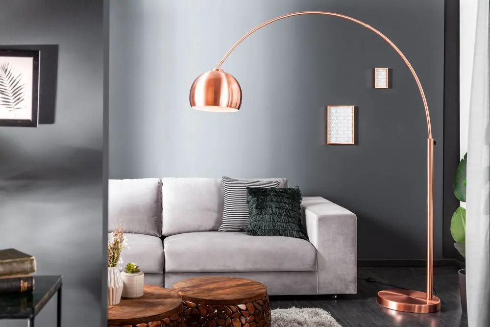 Estila Designová moderní měděná stojící polohovatelná lampa Big Bow z kovu s kulatým stínítkem s perforací se zaoblenou nohou 210 cm