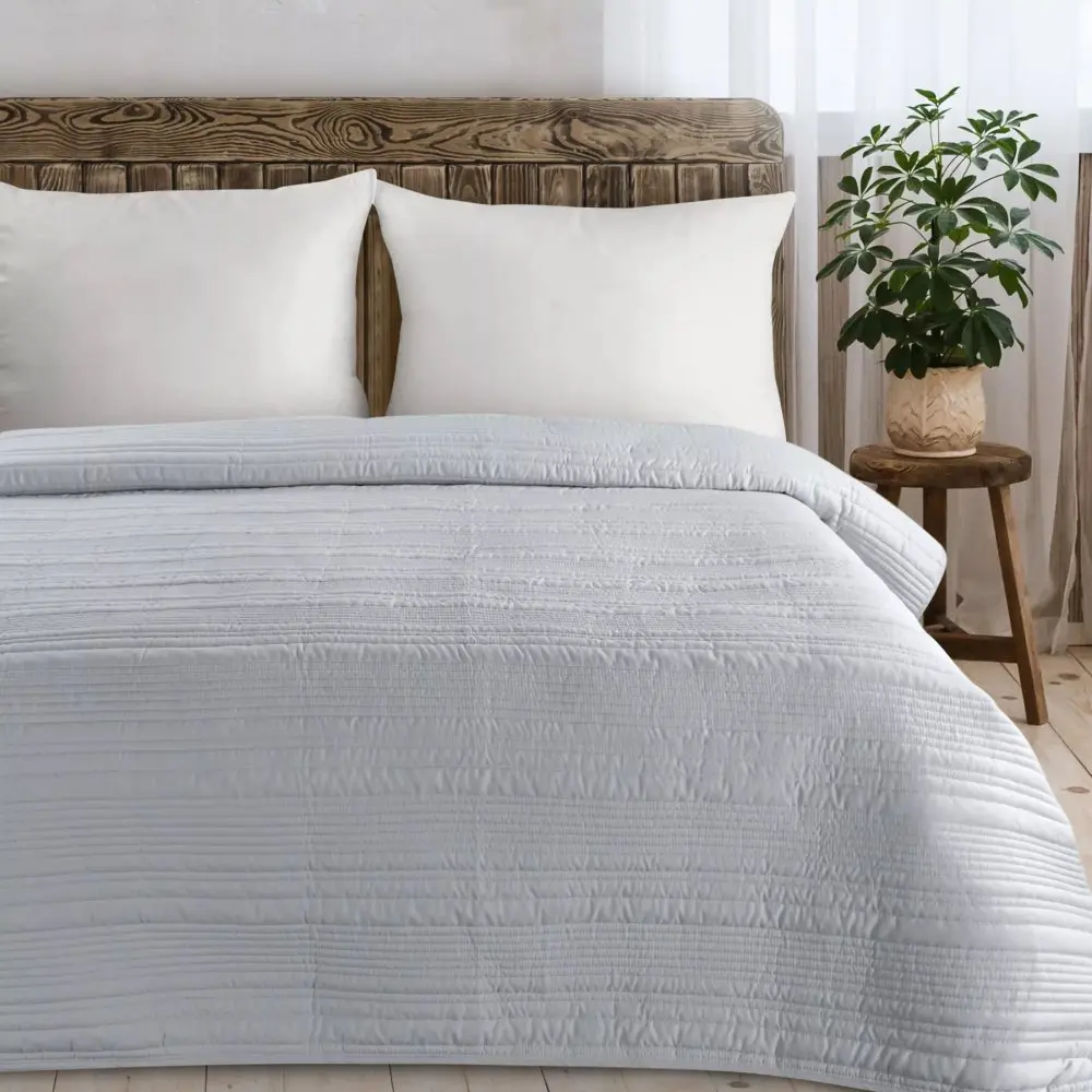 Elegantní přehoz TARA z matné látky s prošívaným vzorem - světle šedý Šířka: