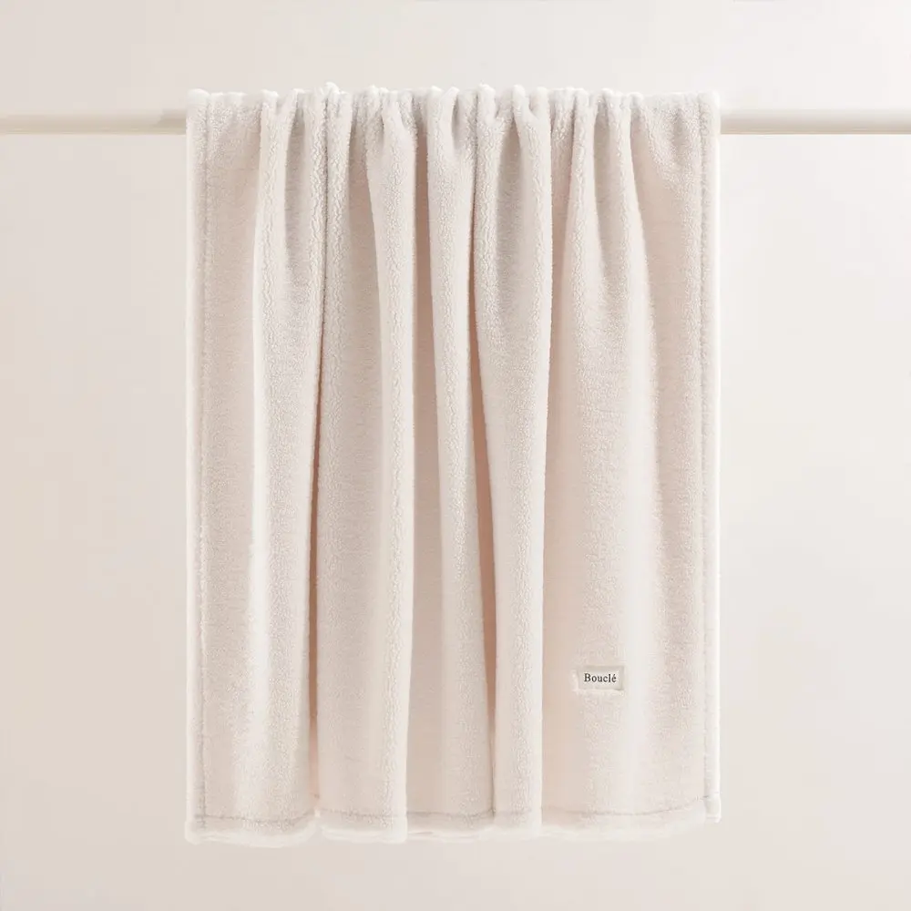 Měkká krémová přikrývka Boucle 125 x 150 cm