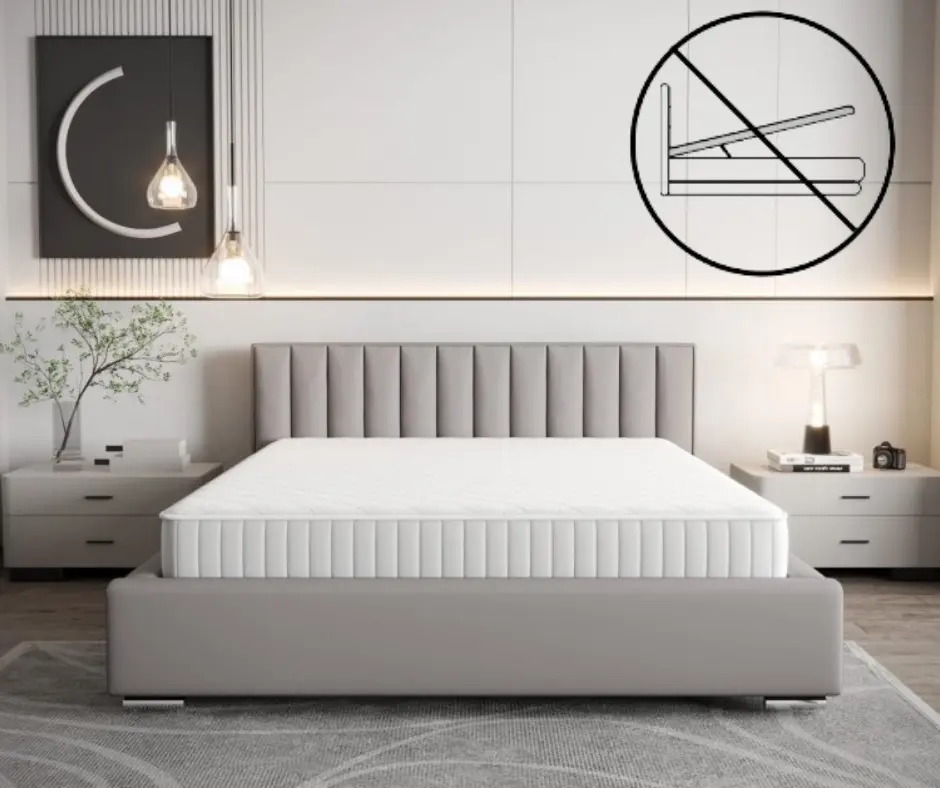 Moderní čalouněná postel s vertikálním prošíváním na čele ve světle šedé barvě 180 x 200 cm