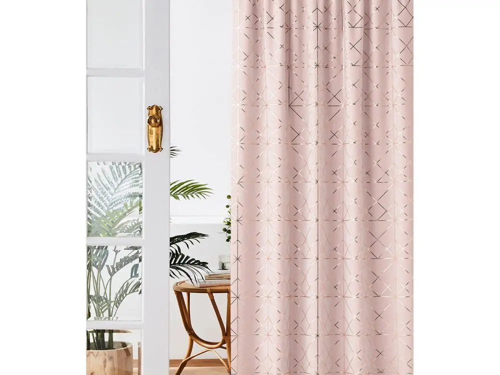 Elegantní pudrově růžový závěs s jemným zlatým vzorem se zavěsením na kruhy