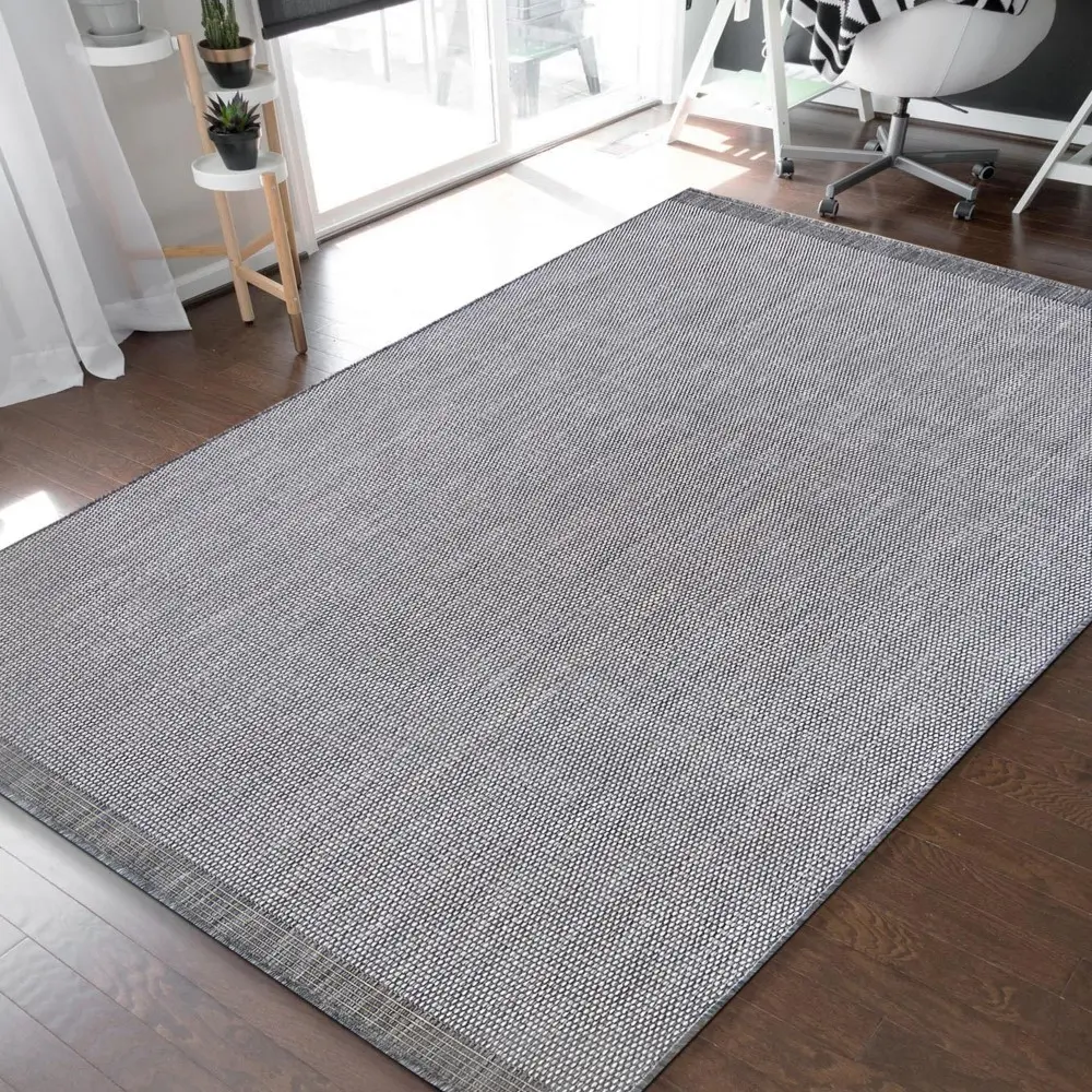 Jenoduchý a elegantní šedý hladký koberec pro všetranné využití Šířka: