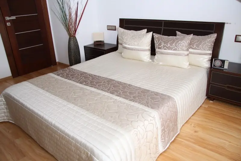 Luxusní přehozy na postel v béžové barvě s ornamentem Šířka: 240 cm | Délka: 240 cm