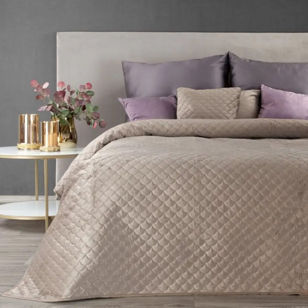 Béžový přehoz na postel s elegantním prošíváním Šířka: 220 cm | Délka: 240 cm