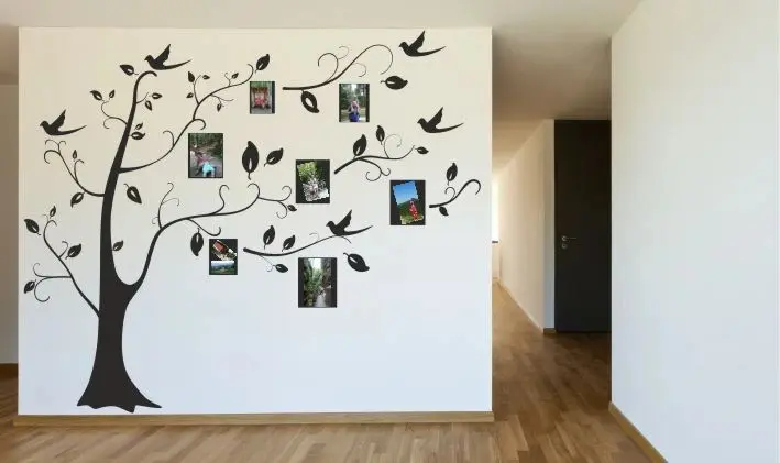 Nálepka na zeď do interiéru s motivem stromu s rámy na fotografie