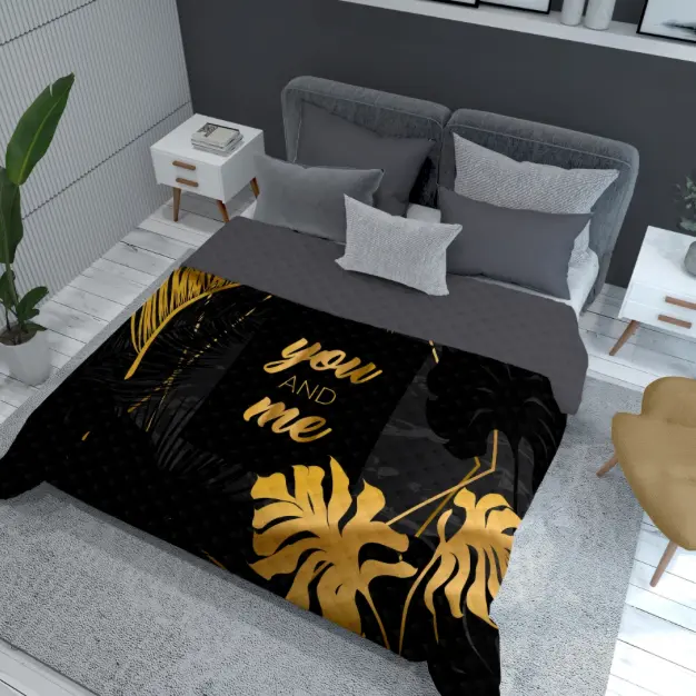 Moderní přehoz s nápisem YOU AND ME - černo-zlatý design Šířka: