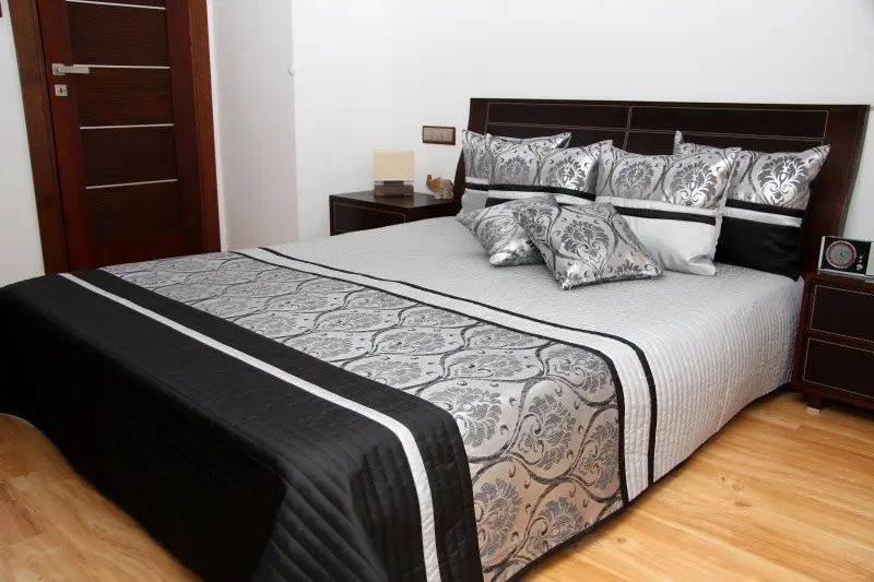 Luxusní přehozy na postel v šedé barvě s proužky a ornamenty Šířka: