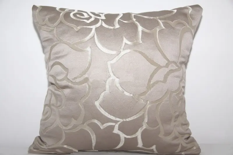 Elegantní povlaky na polštáře kakaové barvy s ornamenty ve tvaru květů 40x40 cm
