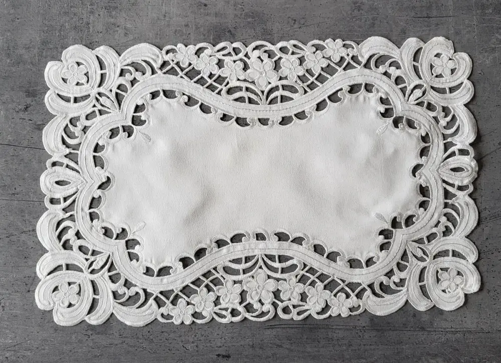 Elegantní ubrus s ozdobnou výšivkou - bílý Šířka: 30 cm | Délka: 45 cm