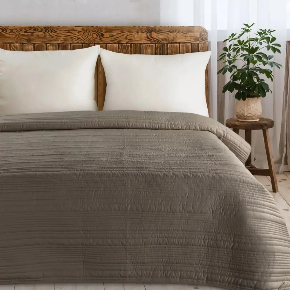 Elegantní přehoz TARA z matné látky s prošívaným vzorem - hnědý Šířka: