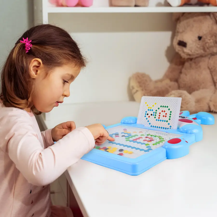 Vzdělávací magnetická tabule pro děti s korálky a šablonami