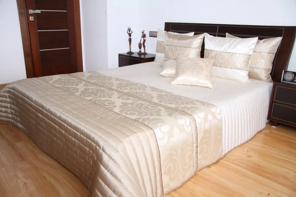 Kvalitní béžový přehoz s nádechem luxusu