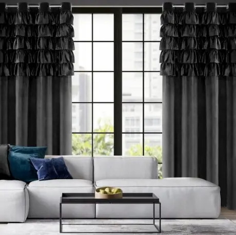 Elegantní sametový závěs zdobený volánem - černý Šířka: 140 cm | Délka: 270 cm