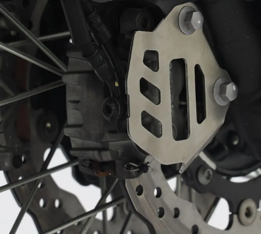 CROSSPRO kryt brzdového třmenu přední YAMAHA XTZ 690 TENERE 700/WORLD RAID 19 - 23 barva stříbrná (CROSSPRO kryt brzdového třmenu přední YAMAHA XTZ)