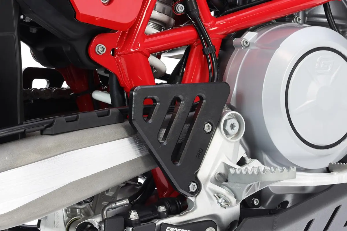 CROSSPRO kryty kyvného ramene GASGAS ES 700 '22-'23, HUSQVARNA 701 ENDURO '22-'23, KTM 690 ENDURO R '19-'24 barva černá (CROSSPRO kryty kyvného)