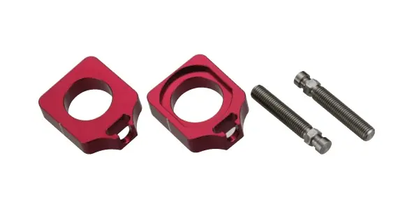 ACCEL napínač zadní osy se šroubem HONDA CRF 250 / 450 R '09-'24 barva červená (komplet-2 kusy) (ACCEL napínač zadní osy se šroubem HONDA CRF 250 /)