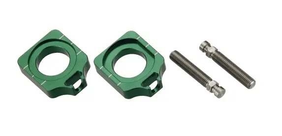 ACCEL napínák zadní osy se šroubem KAWASAKI KXF 250/450 '04-'14 barva zelená (komplet-2 kusy) (ACCEL napínák zadní osy se šroubem KAWASAKI KXF)