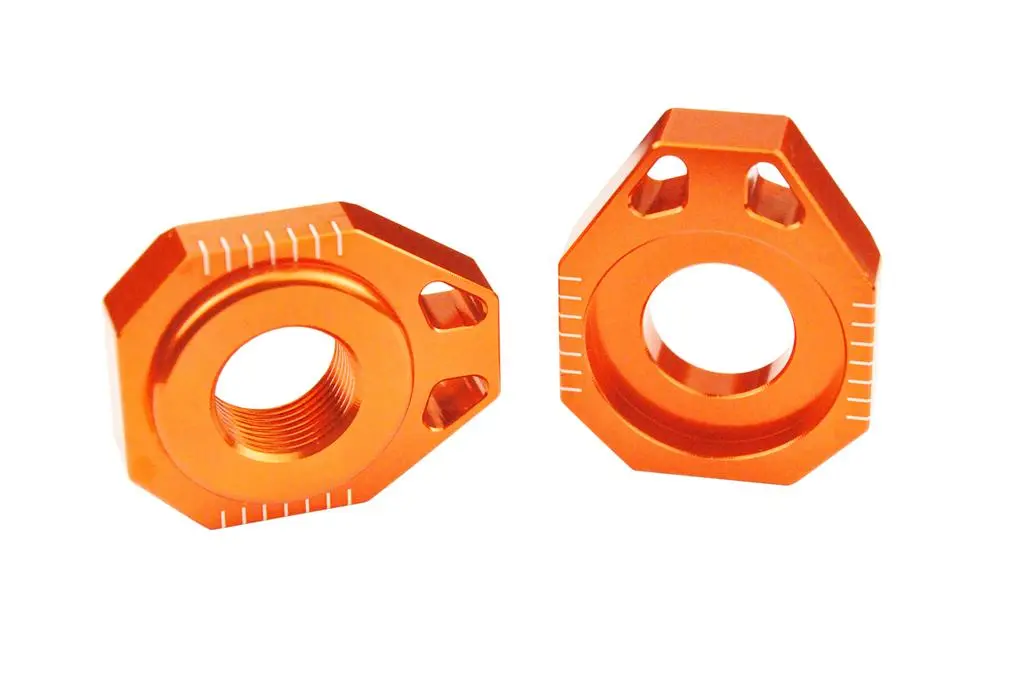 SCAR závodní napínák zadní osy KTM 125-525 SX SX-F XC XC-F '13-'26, HUSQVARNA TC 125, FC 250-450 '16-'22, TC 250, FX 350/450 '17-'22 barva oranžová