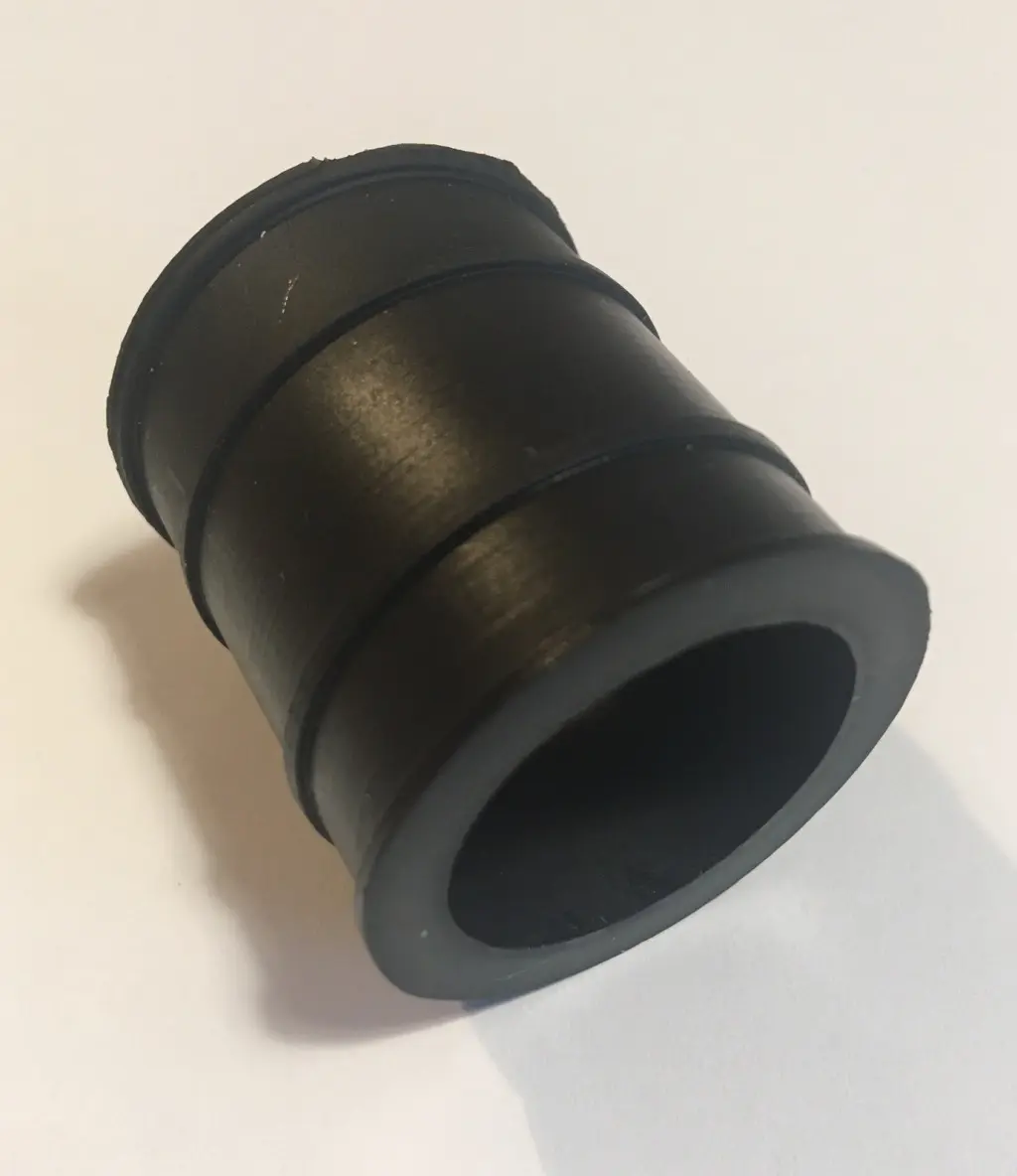 M.C. gumový spoj mezi difuzorem s koncovkou výfuku KTM / HUSQVARNA / BETA průměr 30 mm, délka 40 mm (AV3407) (M.C. gumový spoj mezi difuzorem s)