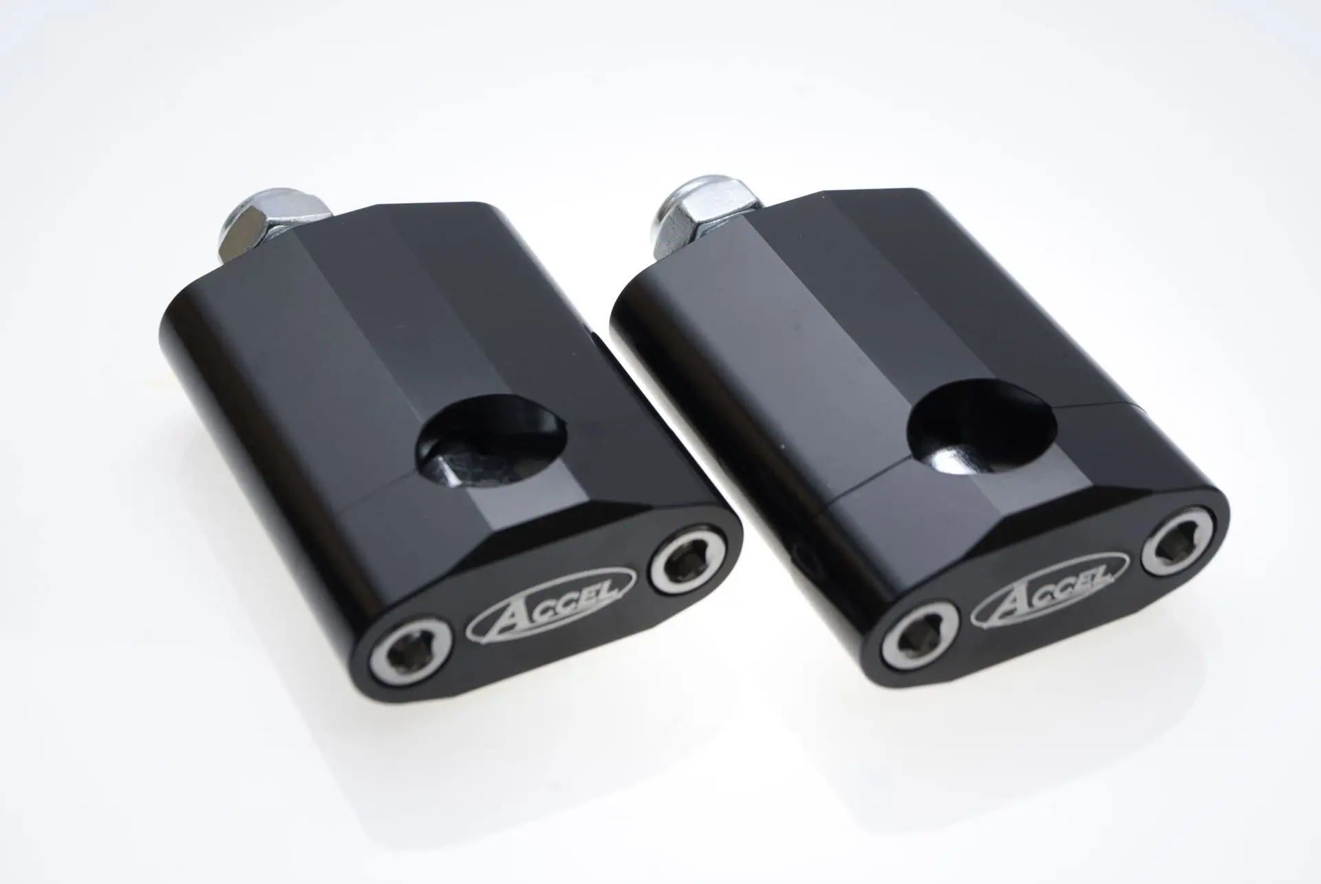 ACCEL držáky/zvedáky na řidítka (22,2mm) výška 58,5mm se šroubem M12 barva černá (BM-16BK22) (ACCEL držáky/zvedáky na řidítka (22,2mm) výška 58,5mm)
