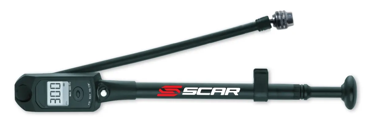 SCAR RACING pumpička pro zavěšení s elektronickým displayem barva černá ( )