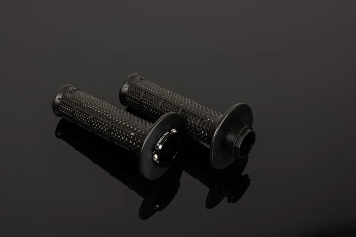 RENTHAL gripy MX R-WORKS LOCK-ON ULTRATACKY (TAPERED) barva černá ( )