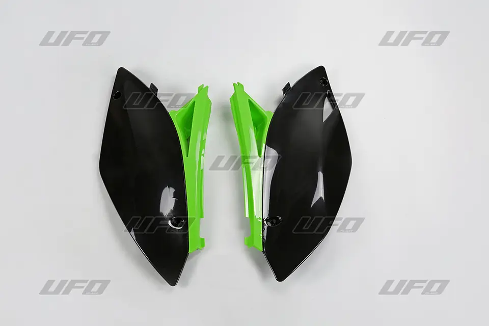 UFO boční tabulky zadní KAWASAKI KXF 250 09-12, KXF 450 09-11, barva OEM (černá/zelená) (UFO boční tabulky zadní KAWASAKI KXF 250 09-12, KXF 450)